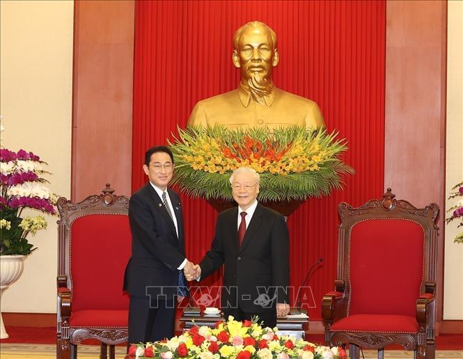 Le secrétaire général du Parti Nguyen Phu Trong reçoit le PM japonais Kishida Fumio